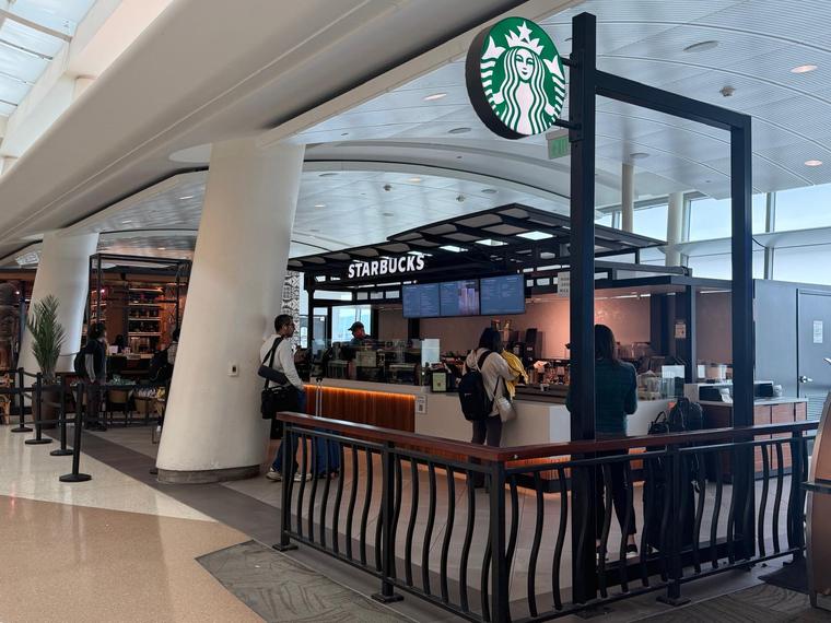 Starbucks — Terminal B — photo 4 of 10