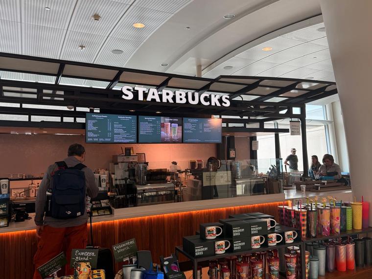 Starbucks — Terminal B — photo 5 of 10