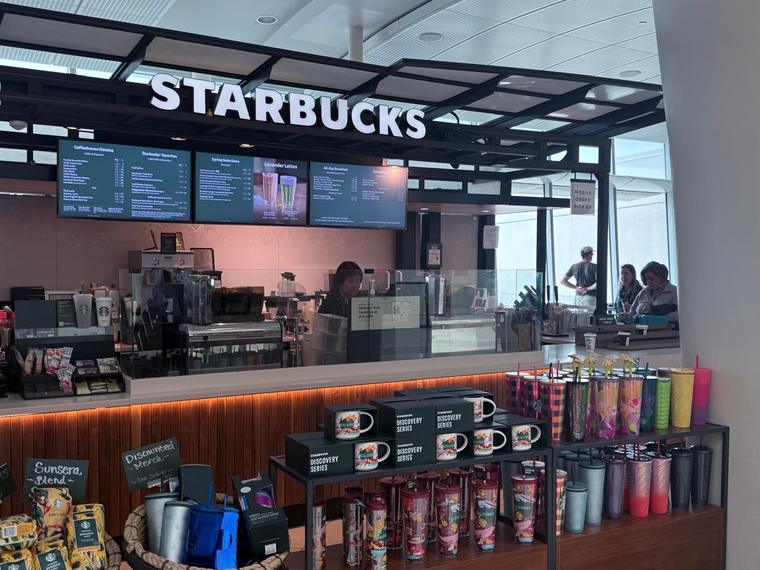 Starbucks — Terminal B — photo 7 of 10